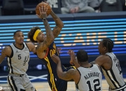 开云体育中国-勇士鏖战江苏队，德罗赞带队取胜