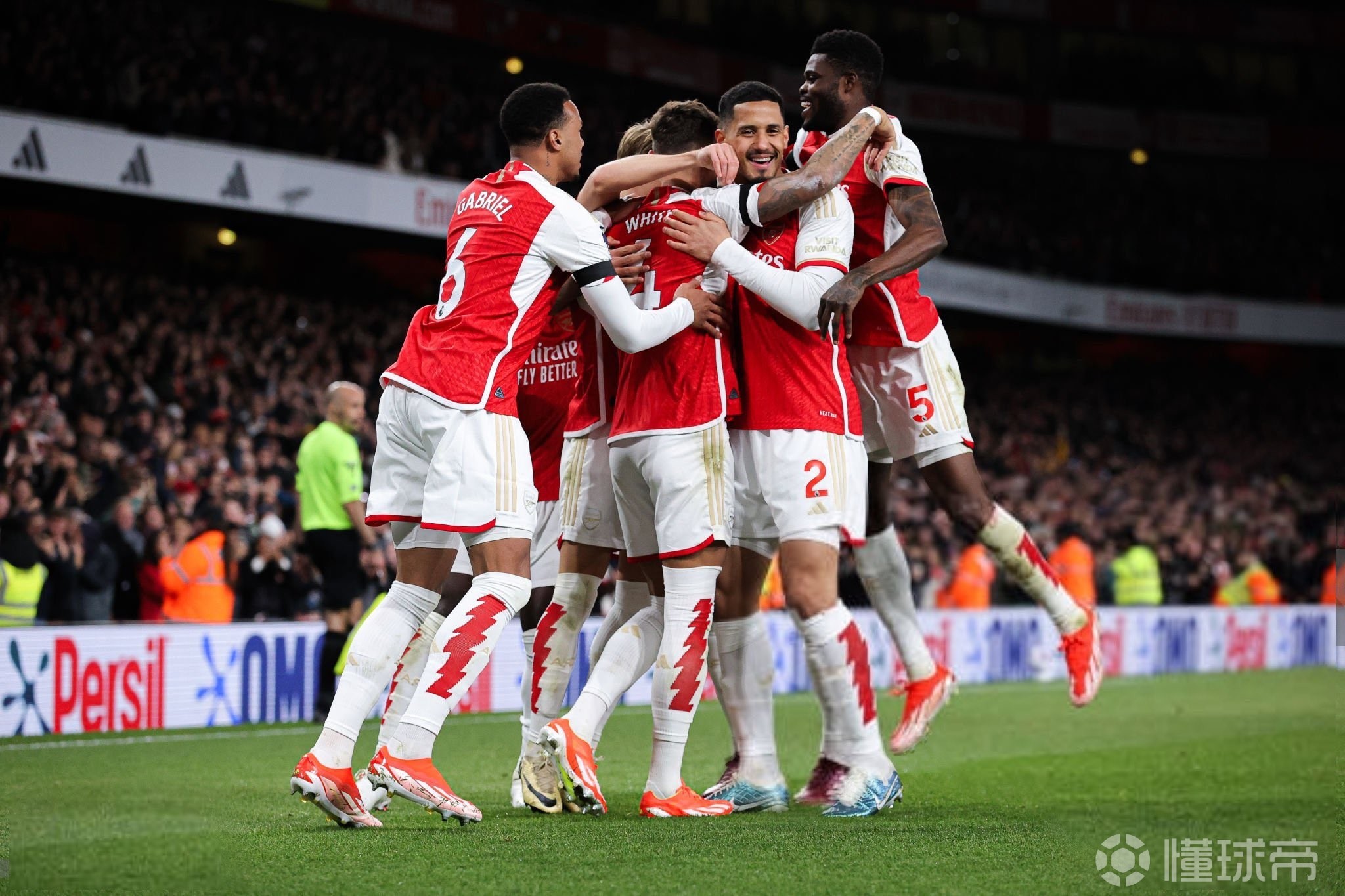 阿森纳主场氛围火爆，球迷热情助威球队