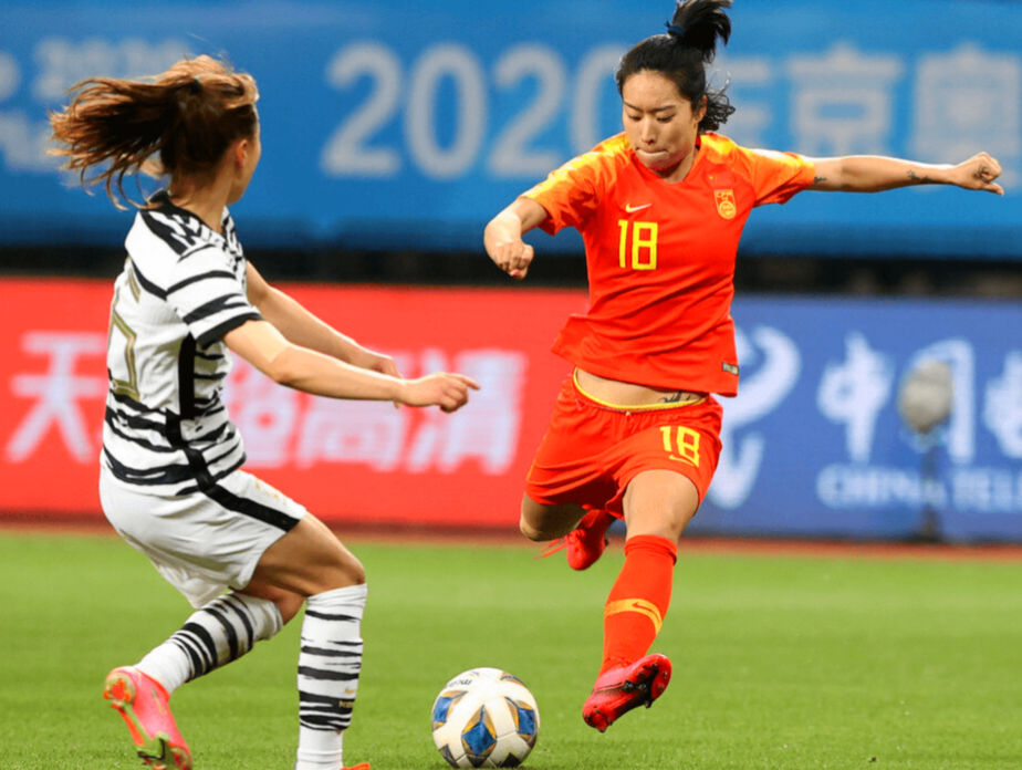 包含精彩纷呈的比赛：女足球员的努力无悔的词条