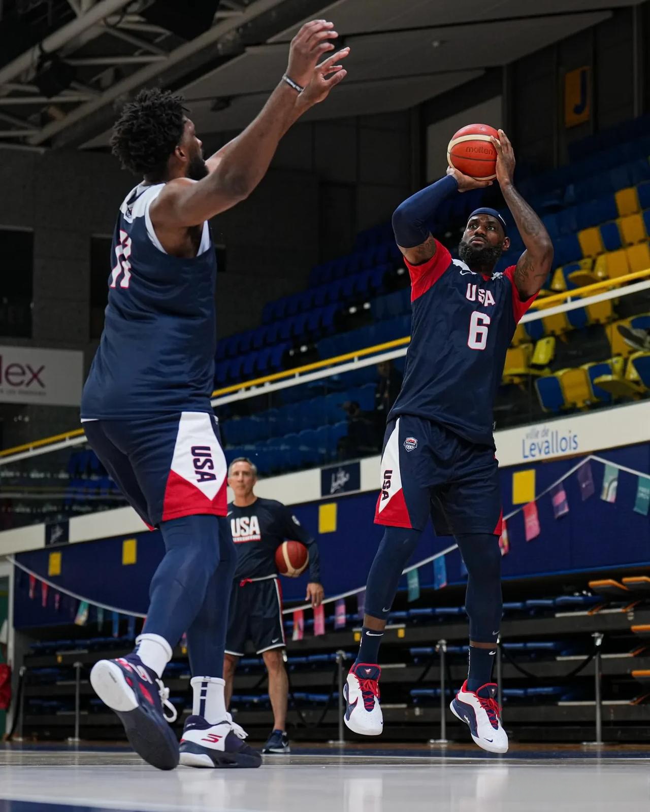 美国篮球巨星受伤退场，球队备战受阻的简单介绍