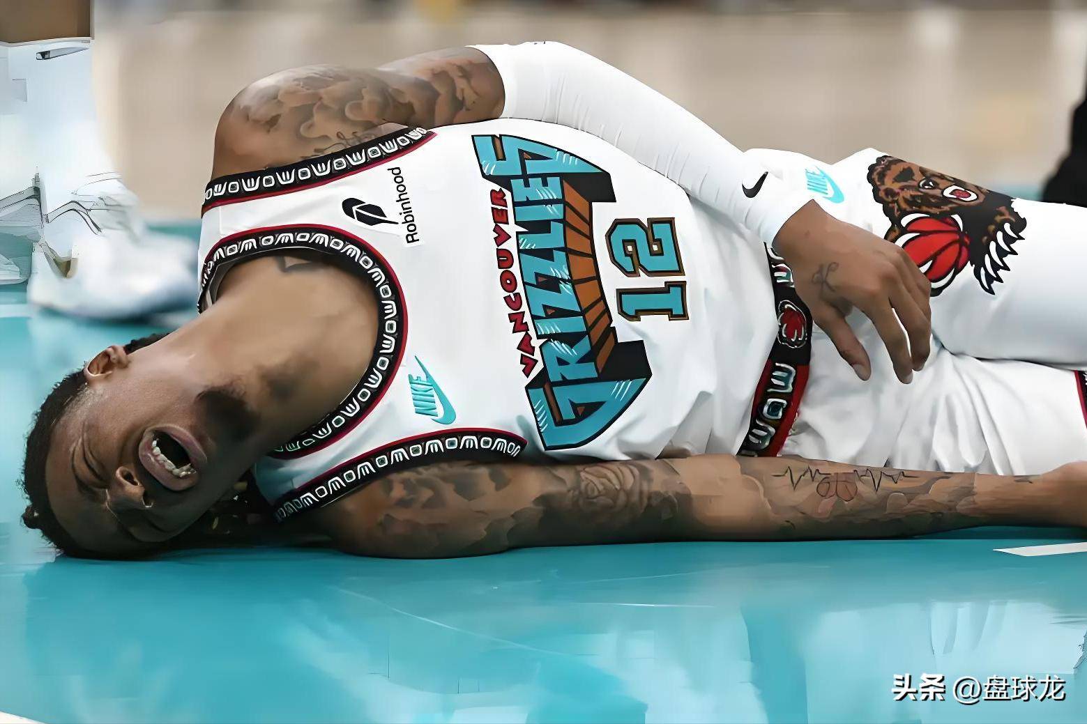 美国篮球巨星受伤退场，球队备战受阻的简单介绍