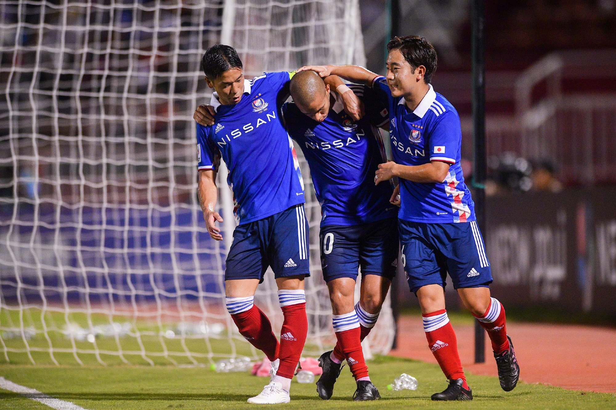 阿尔及利亚球队后防线失误，引发争议讨论