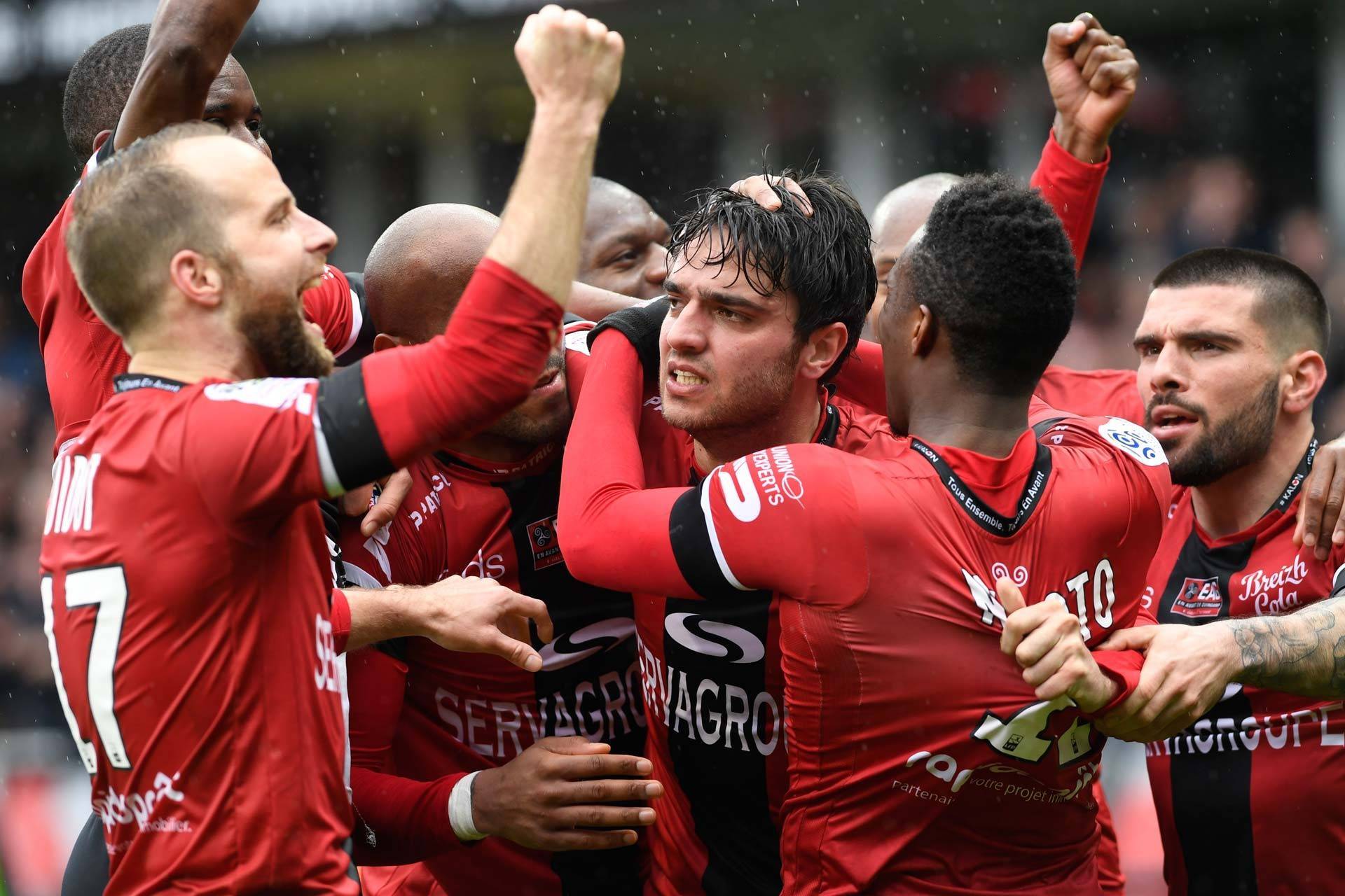 关于瓦朗谢纳战胜竞争对手，晋级重要比赛的信息