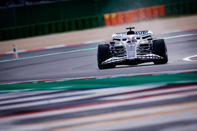 梅赛德斯逆转红牛二队，拉塞尔点燃赛场