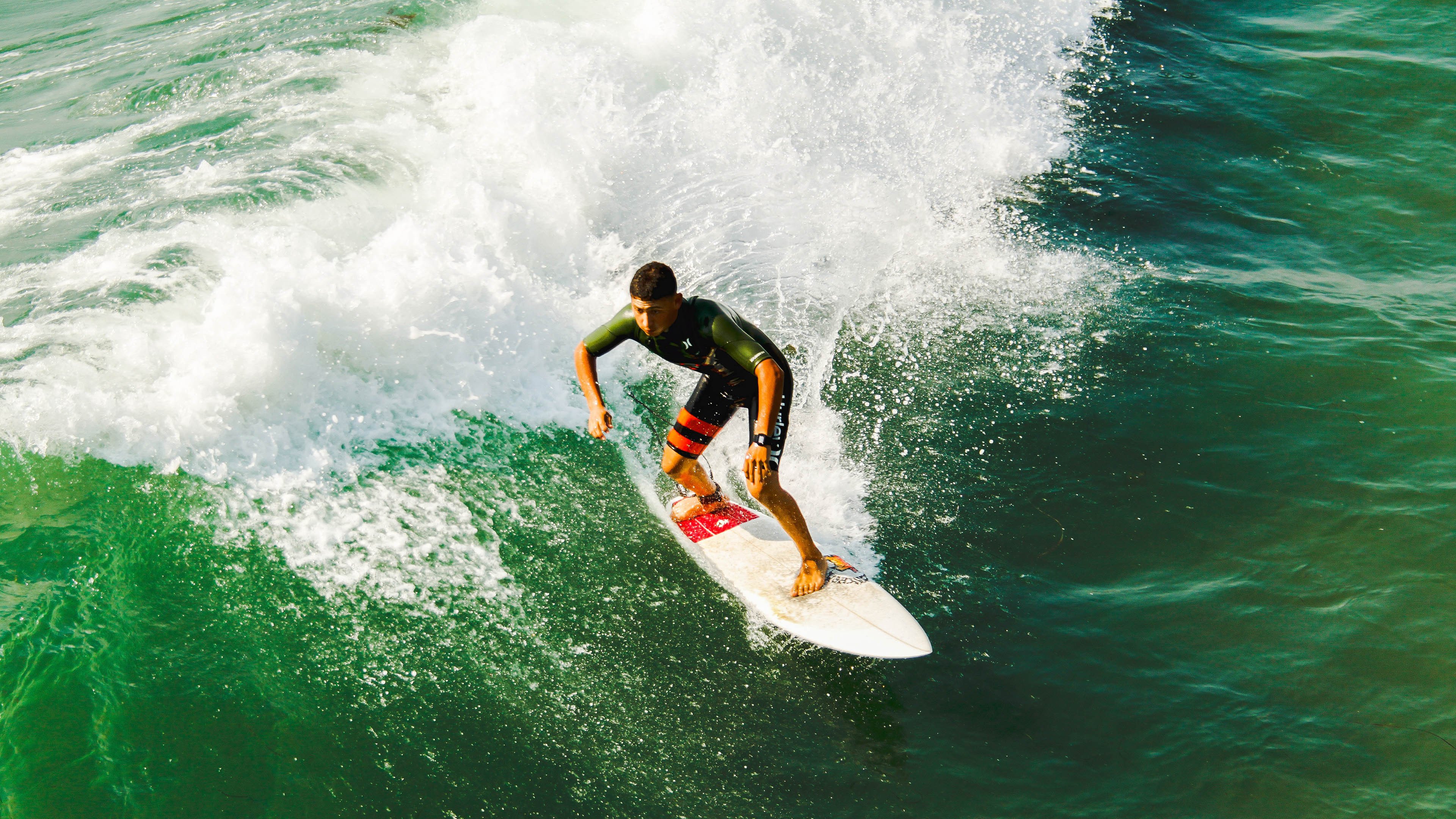 德布劳内爆发撕裂防线，巴萨提前终结悬念击沉比利亚雷亚尔