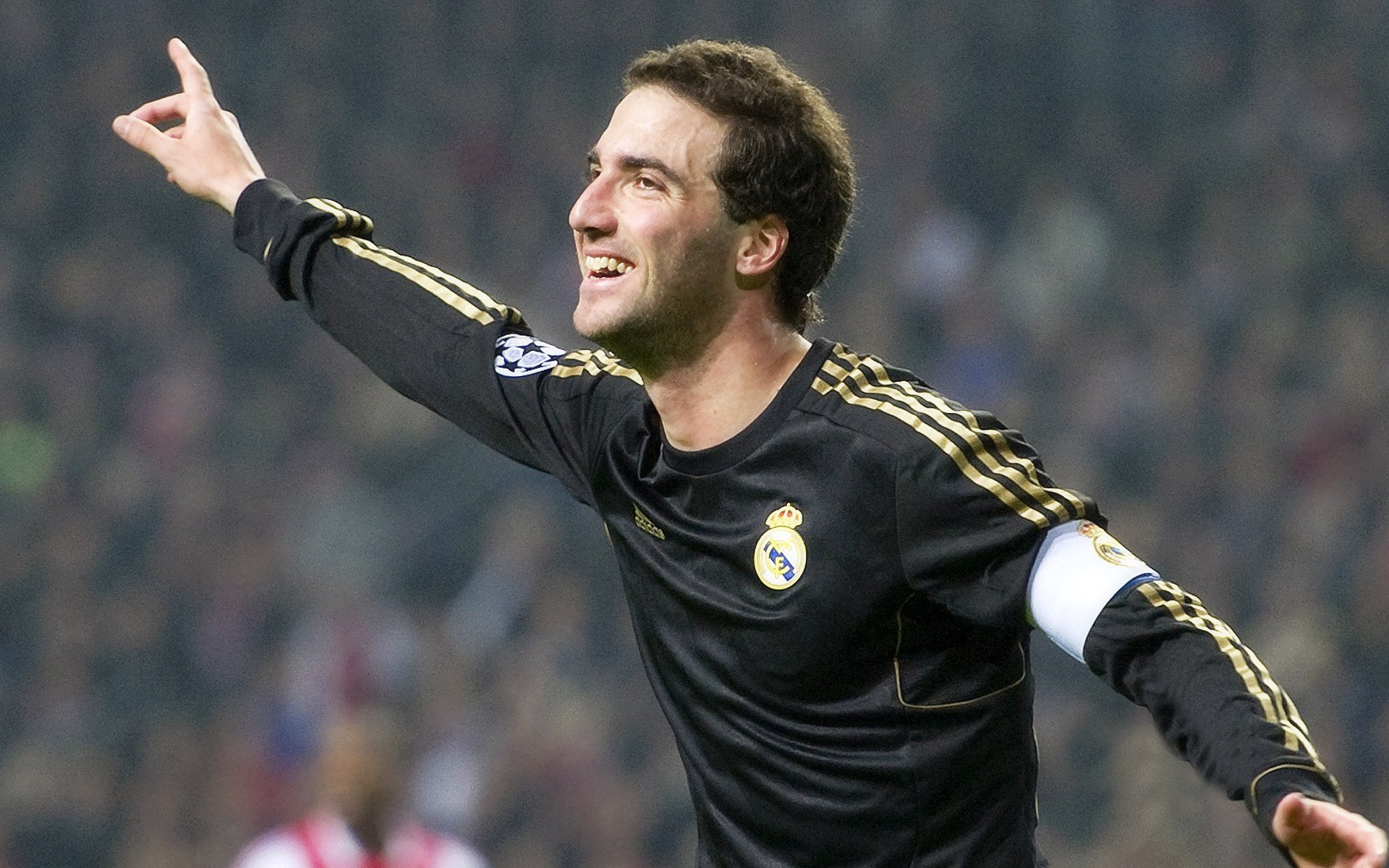 当足球与F1在周末交汇，切尔西冲垮摩纳哥，奥纳纳在巴林赛道接管比赛